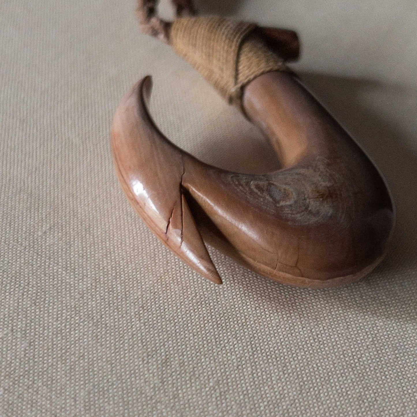 HAWAIIAN IVORY FISH FOOK 50'S VINTAGE (BROWN)