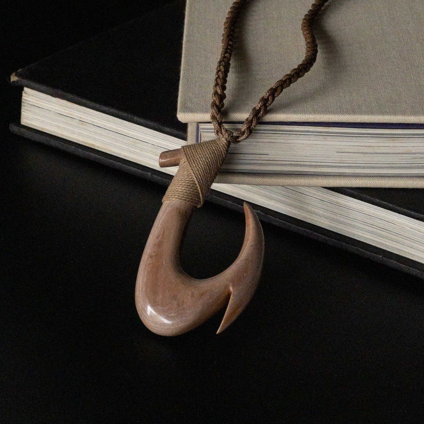 HAWAIIAN IVORY FISH FOOK 50'S VINTAGE (BROWN)
