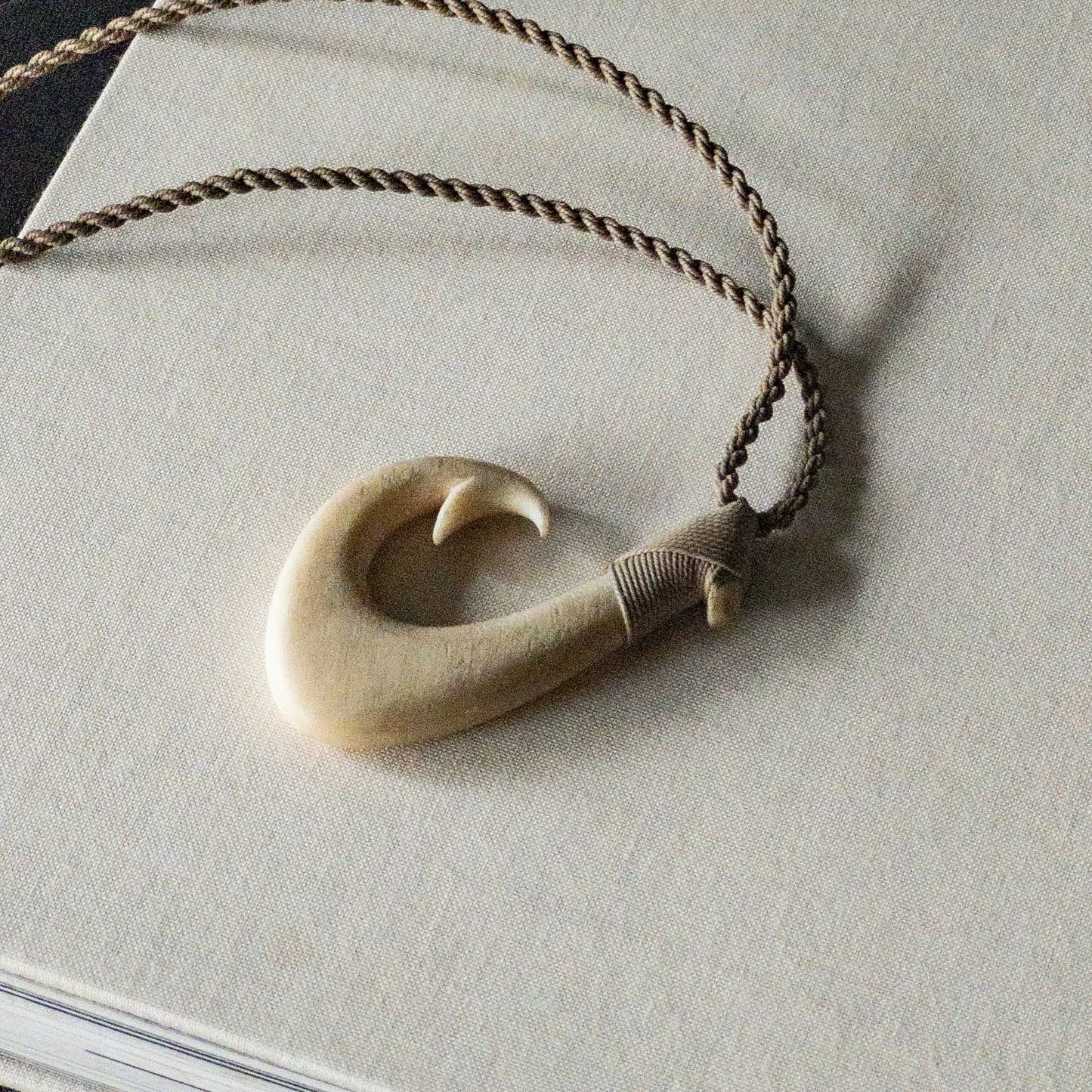 HAWAIIAN IVORY FISH FOOK 50'S VINTAGE